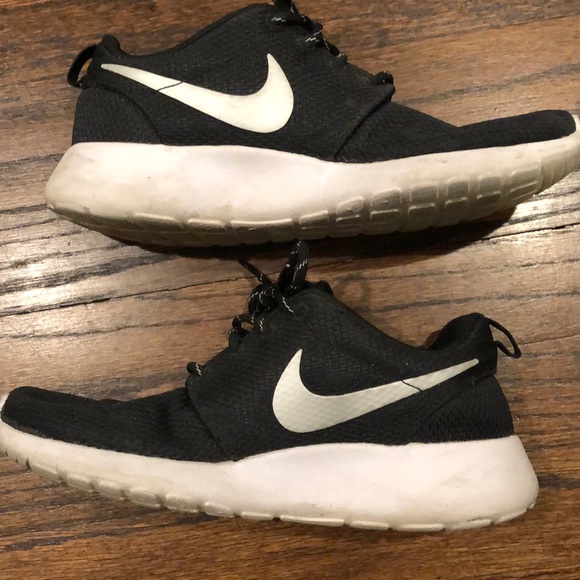 Nike black Roshe Run with silver swoosh - Picture 5 of 9